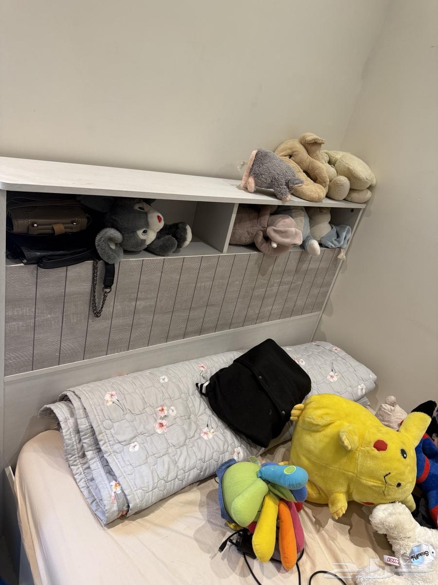 Bed with mattress and bedside table64482268080386111