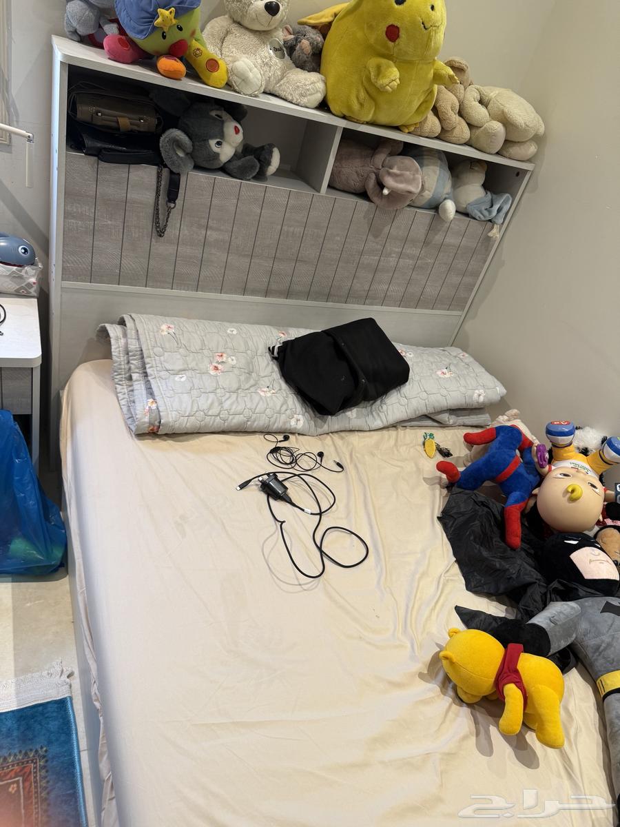 Bed with mattress and bedside table64482268080386112