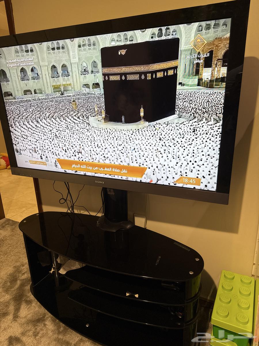 تلفزيون سوني مع طاولته وكلها بحاله ممتازة64484130399617110