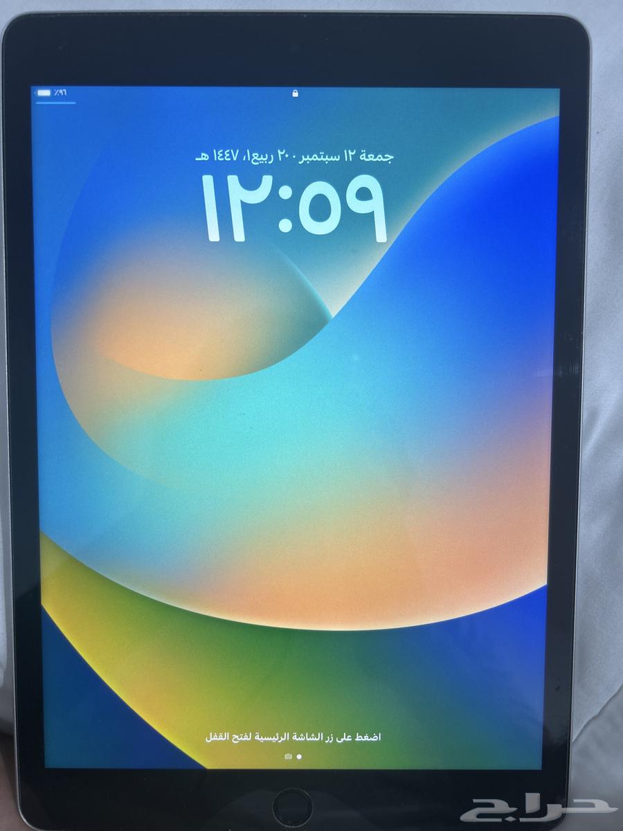 الايباد نظيف واستخدام جدا بسيط من جامعي وعلبته معاه64479120021633111