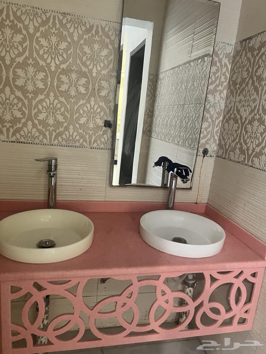 مغسله وطاوله تلفزون ومدخل مرايه مع الديكور الارضي64482864533761110