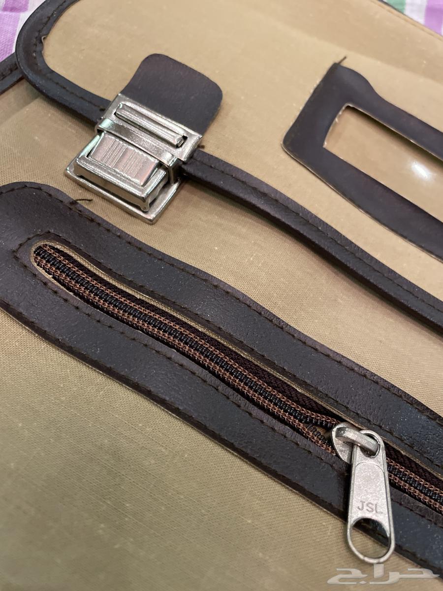 شنطه مدرسيه قديمه مع دفاتر قدبمه اغراض تراثيه64479189598465111