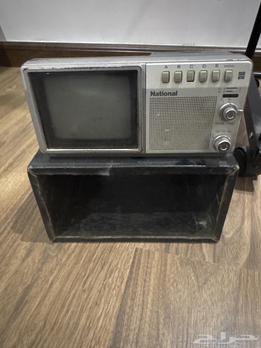 تلفزيون صغير قديم اثري للبيع على السوم64482268071811110