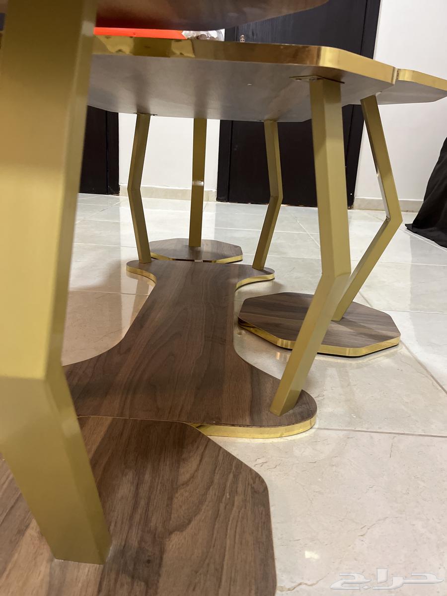 طاولة اللون بني خشبي نظيف جدا للبيع64482159462403114