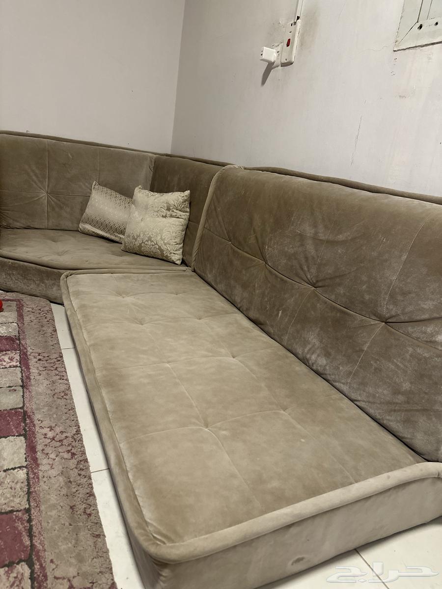 Sofa with cushions64480496606338111