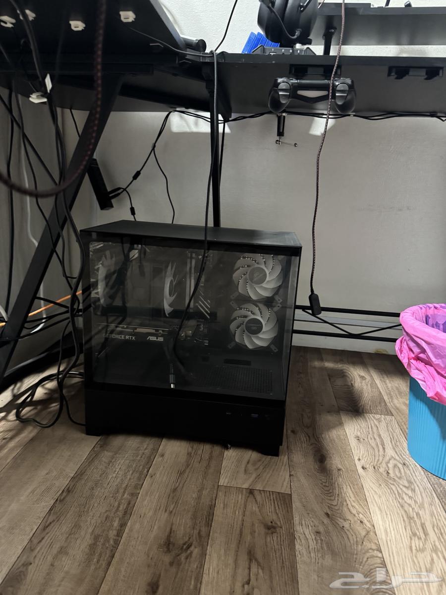 بي سي بثلاث شاشات ومايك وكيبورد وسماعه وماوس واستاند شاشات64479189627906113