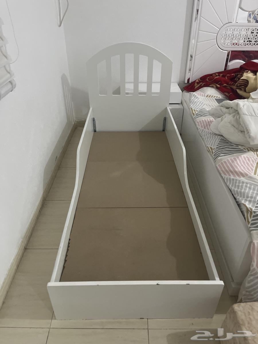 Bed length one meter seventy centimeters and width 70 centimeters without mattress64479245379330110