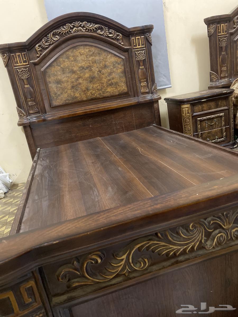 Luxurious large wooden carved bookshelf with 2 beds in bedroom64485433704321111