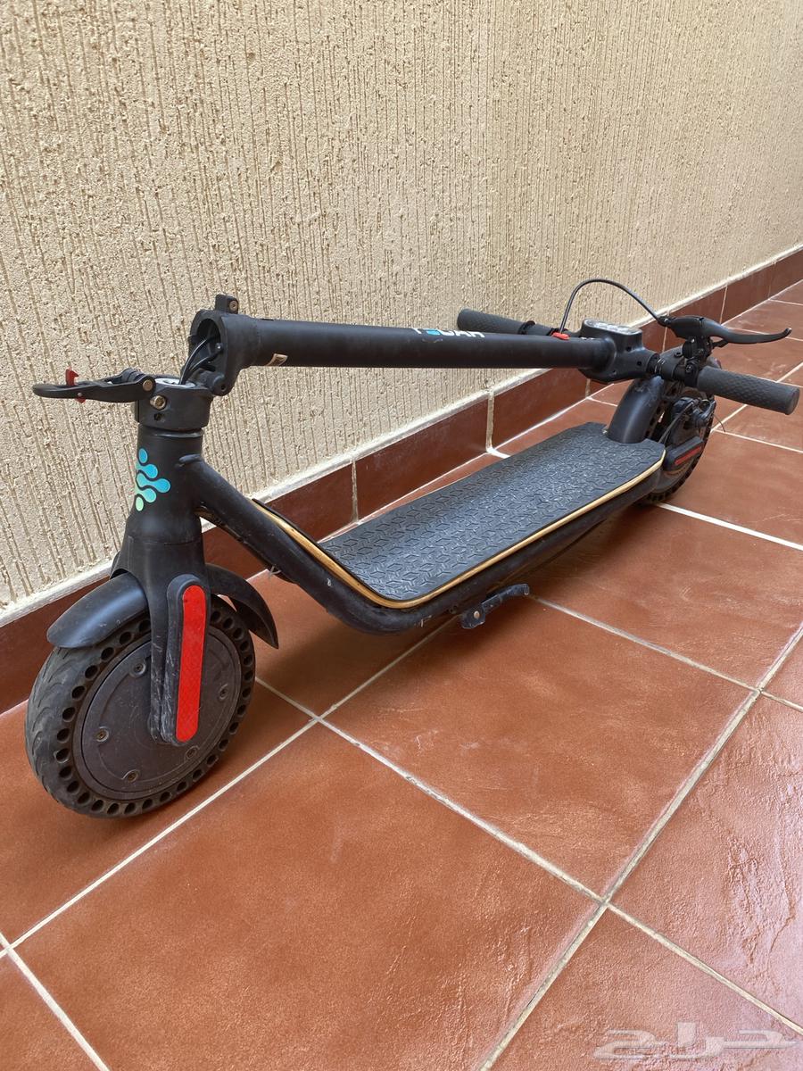 سكوتر كهربائي  بطارية خربانة و قير قابل للتصليح. 250 ريال64480950095233110