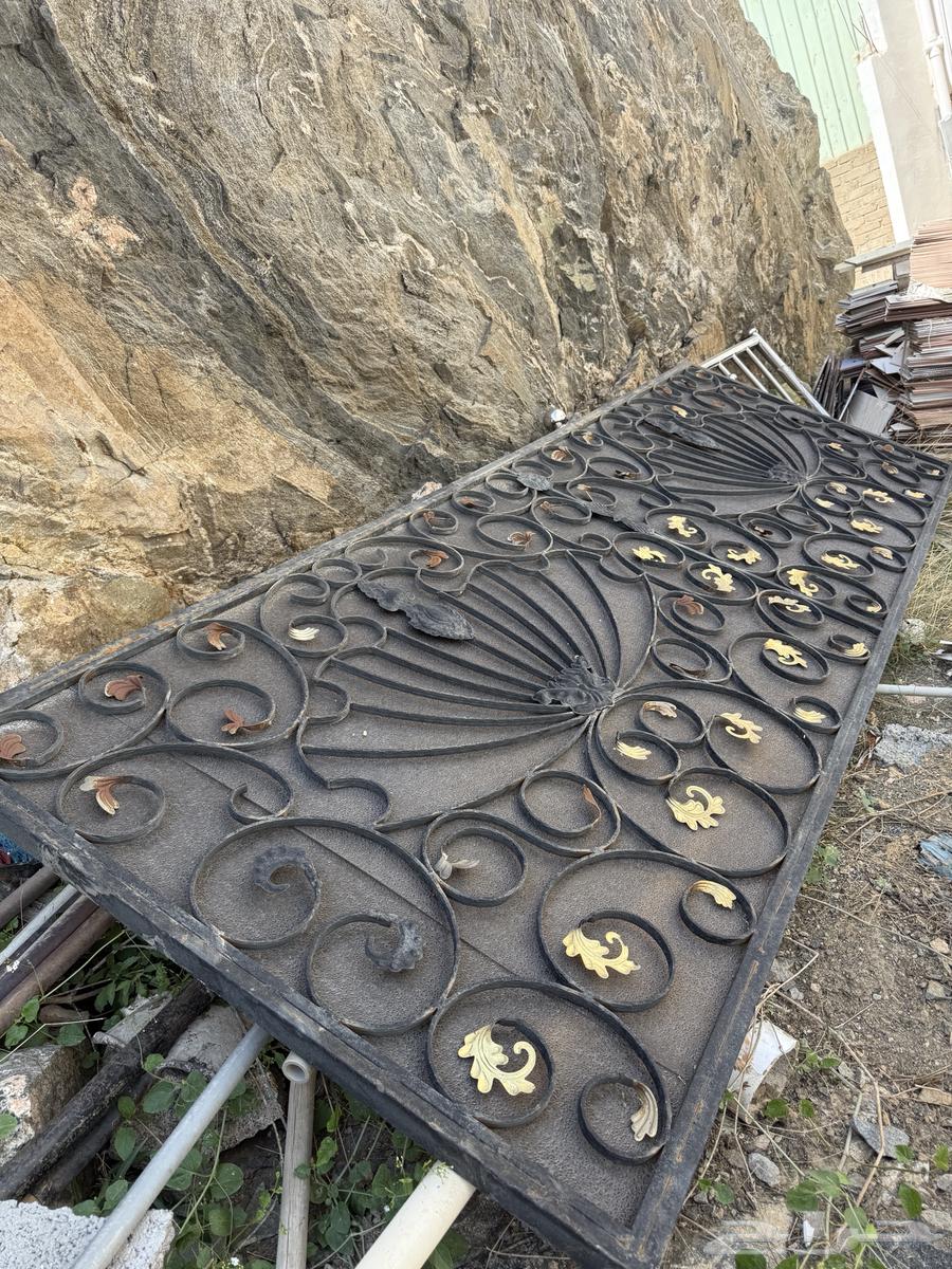 شبك شفاف فوق الباب64479328152835110