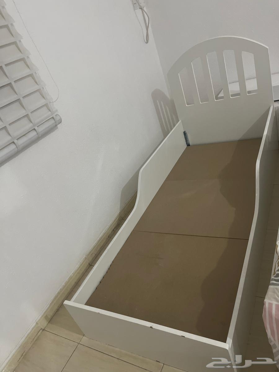 Bed length one meter seventy centimeters and width 70 centimeters without mattress64479245379330111