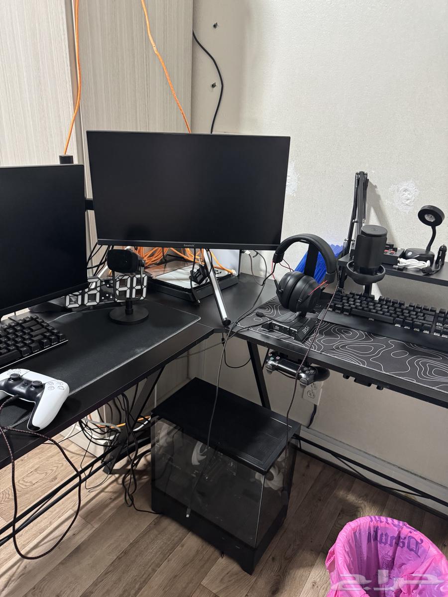 بي سي بثلاث شاشات ومايك وكيبورد وسماعه وماوس واستاند شاشات64479189627906111