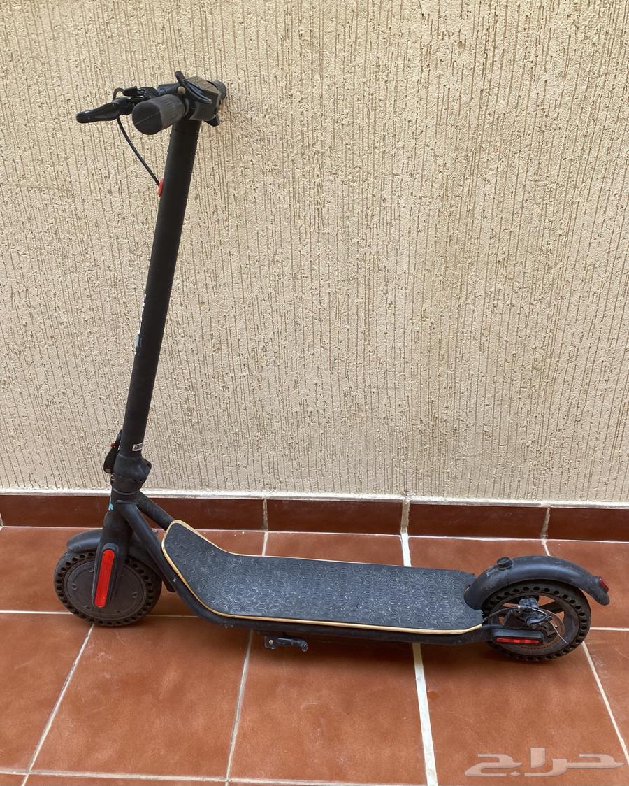 سكوتر كهربائي  بطارية خربانة و قير قابل للتصليح. 250 ريال64480950095233113