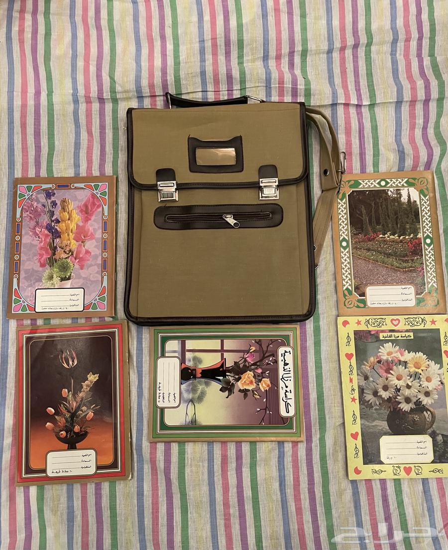 شنطه مدرسيه قديمه مع دفاتر قدبمه اغراض تراثيه64479189598465110