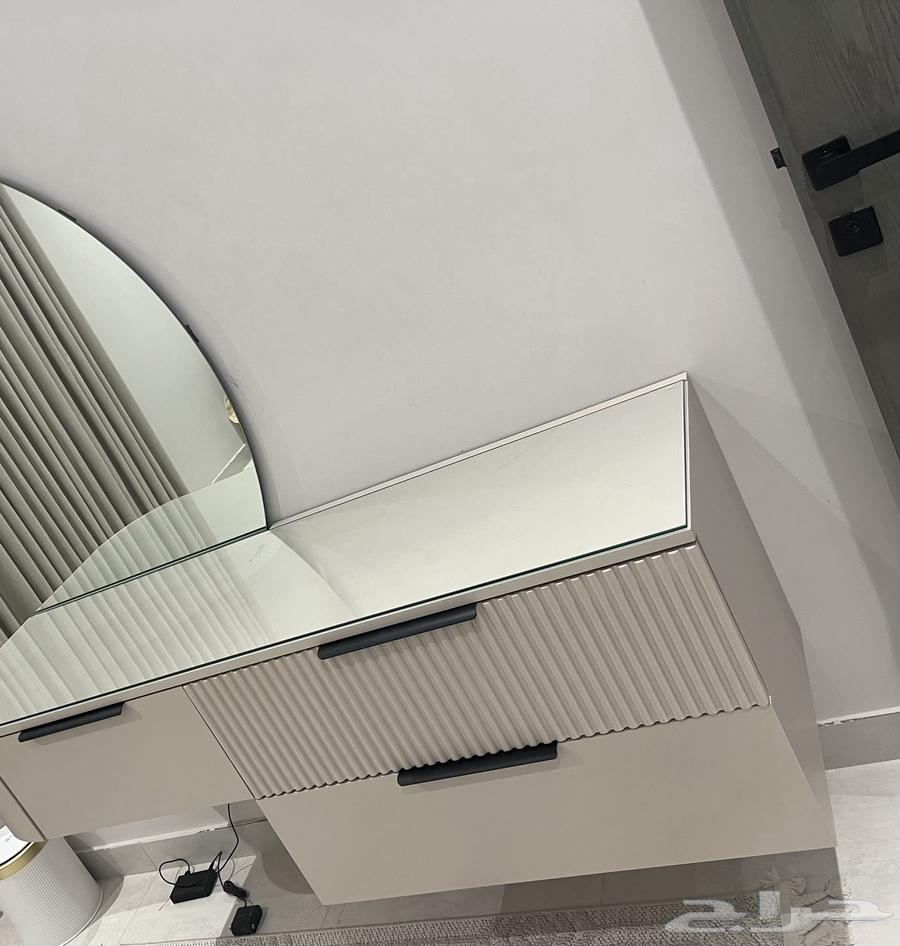 للبيع أثاث غرفة نوم (تسريحة - كمودينات) استخدام 3 أشهر فقط64485737220865111