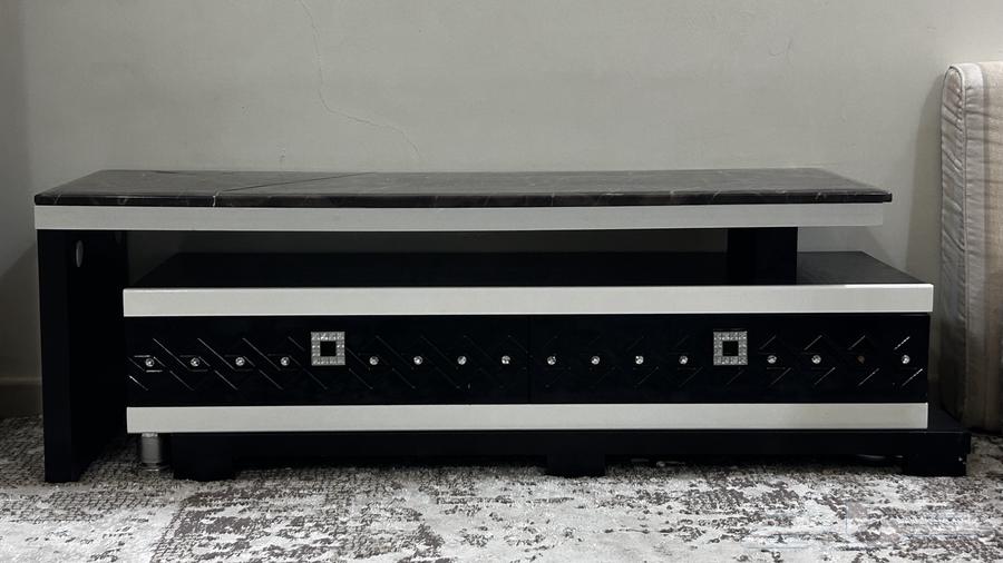 طاولة للتلفزيون64479806973058110