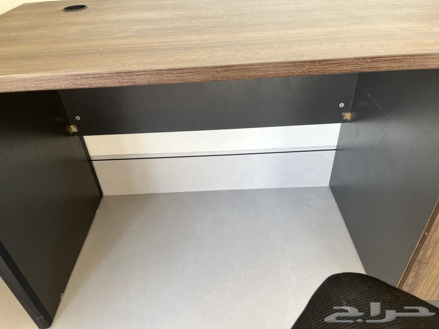 Table and chair64480991693441111