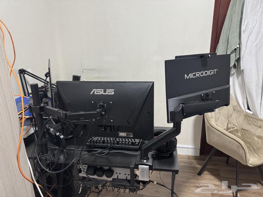 بي سي بثلاث شاشات ومايك وكيبورد وسماعه وماوس واستاند شاشات64479189627906112