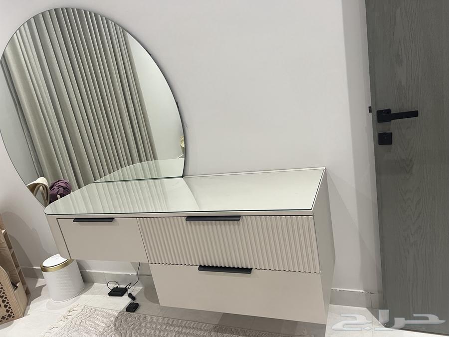 للبيع أثاث غرفة نوم (تسريحة - كمودينات) استخدام 3 أشهر فقط64485737220865113