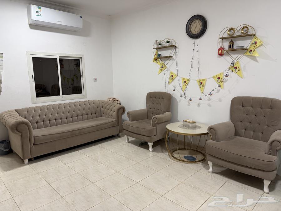 Sofa is in Excellent Condition64479175654146111