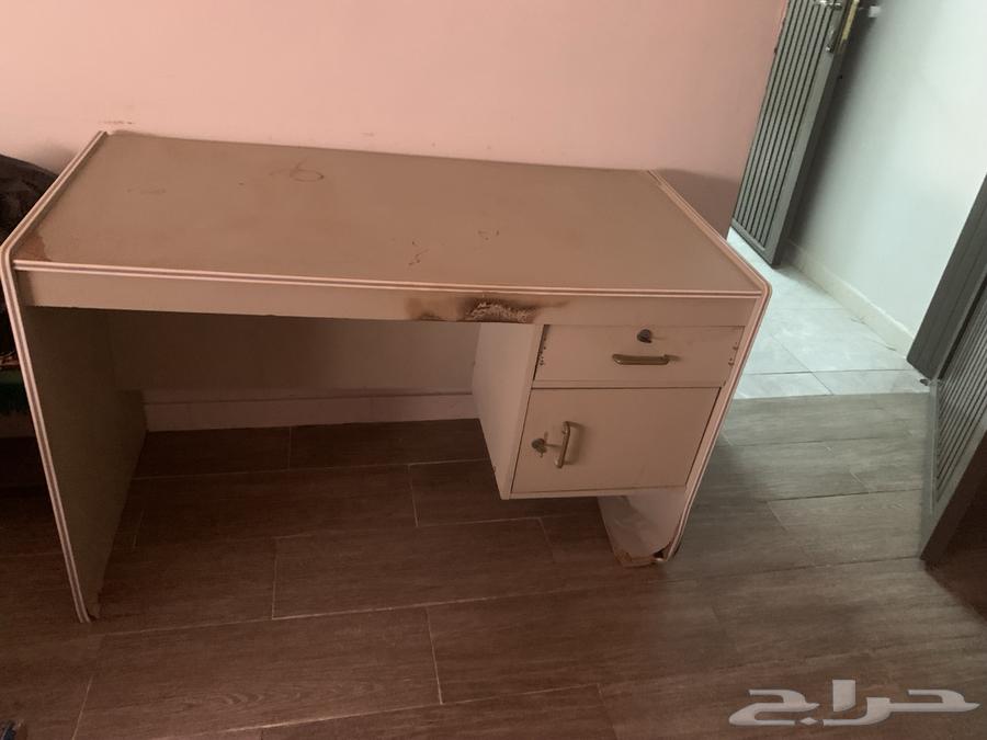 طاولة مكتبيه من عام 1891 على السوم64480758356481110