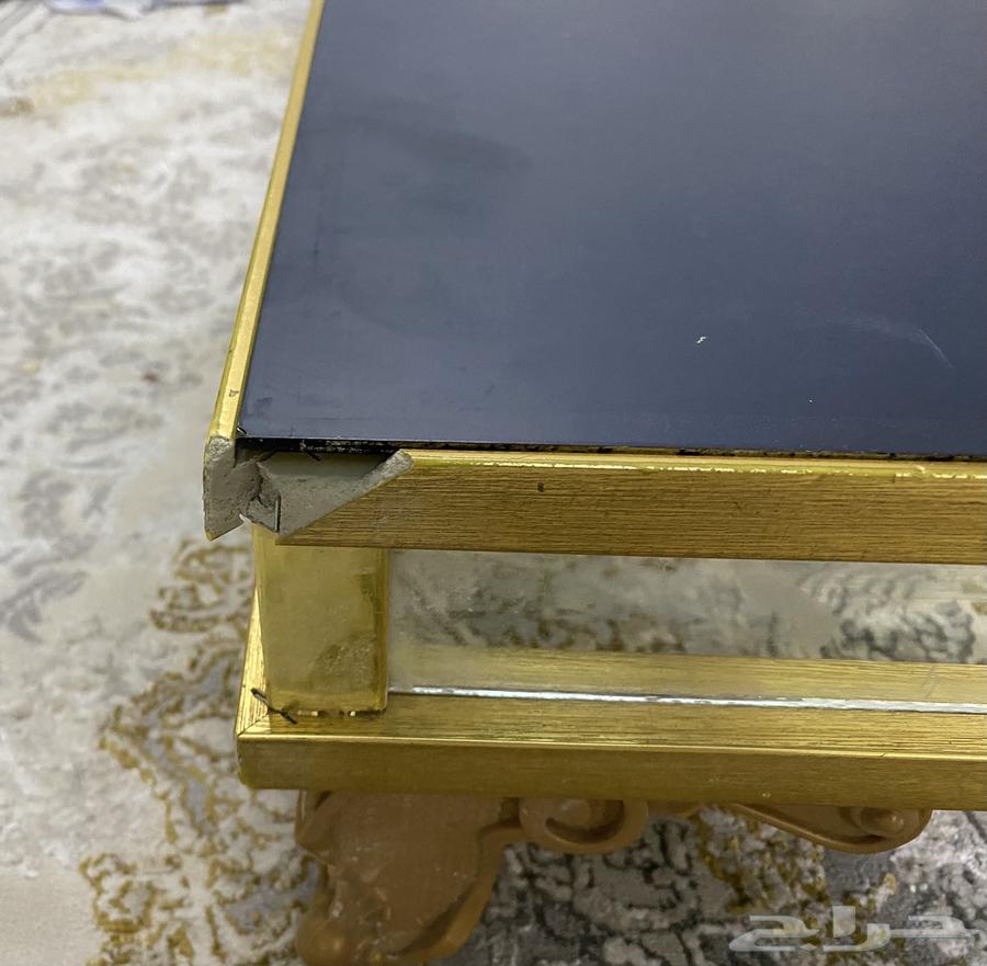 طاوله ارضيه معها اربع طاولات صغار نفس الشكل64481182903170112