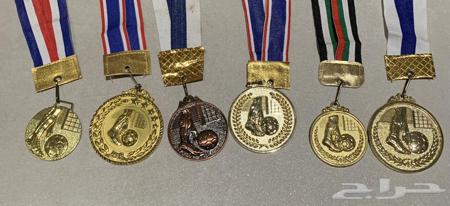 كأس وميداليات ذهبية للبيع كلها ب 4064485474625281111