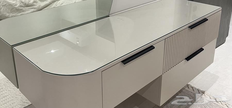 للبيع أثاث غرفة نوم (تسريحة - كمودينات) استخدام 3 أشهر فقط64485737220865110