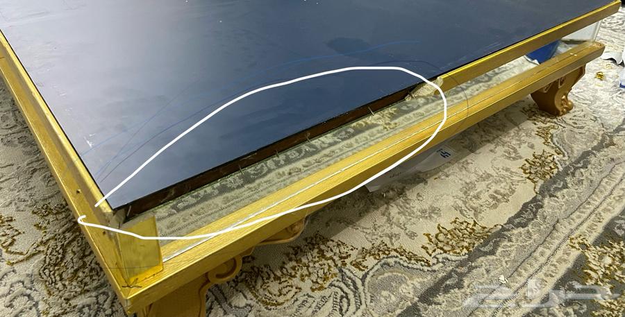 طاوله ارضيه معها اربع طاولات صغار نفس الشكل64481182903170114