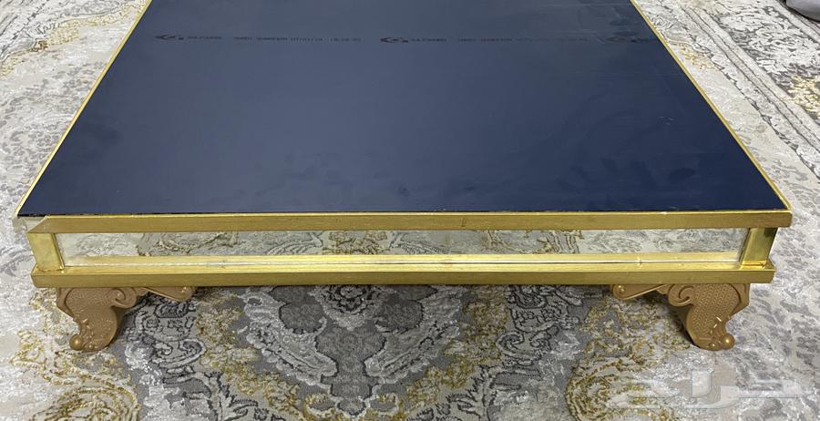 طاوله ارضيه معها اربع طاولات صغار نفس الشكل64481182903170111