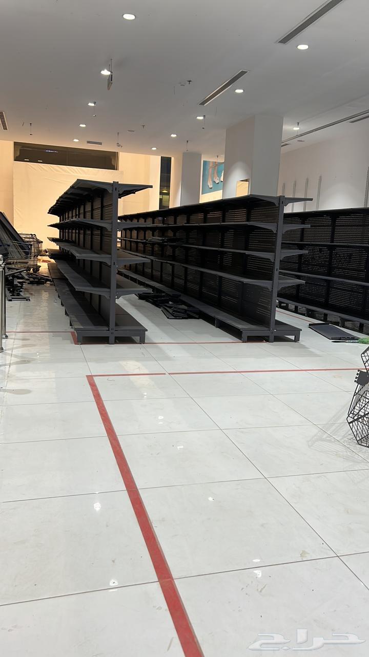 رفوف شبة جديده وعربيات مقاضي وسلال للبيع وطاولات وكاشيرات64479078700802112