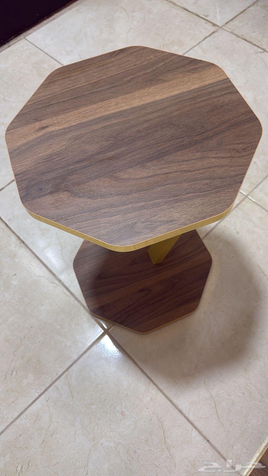 طاولة اللون بني خشبي نظيف جدا للبيع64482159462403112