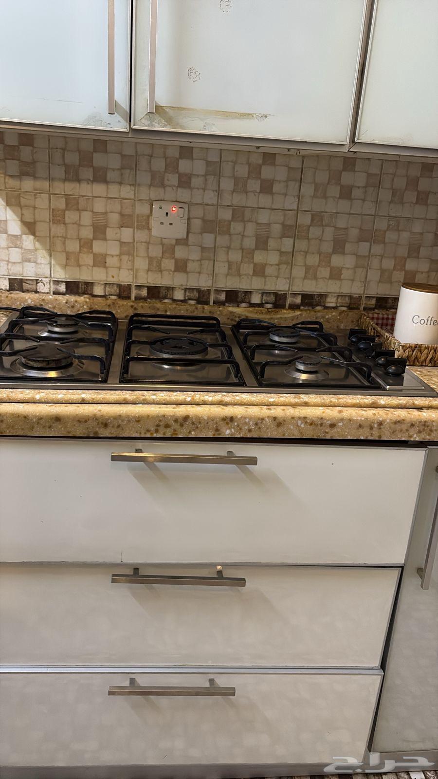 للبيع فرن و طاولة طعام64480675238275110