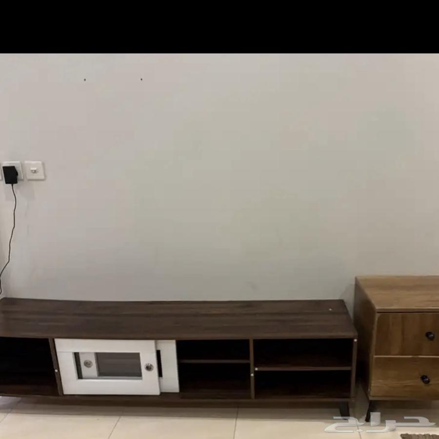 Table and commode64479383351553110