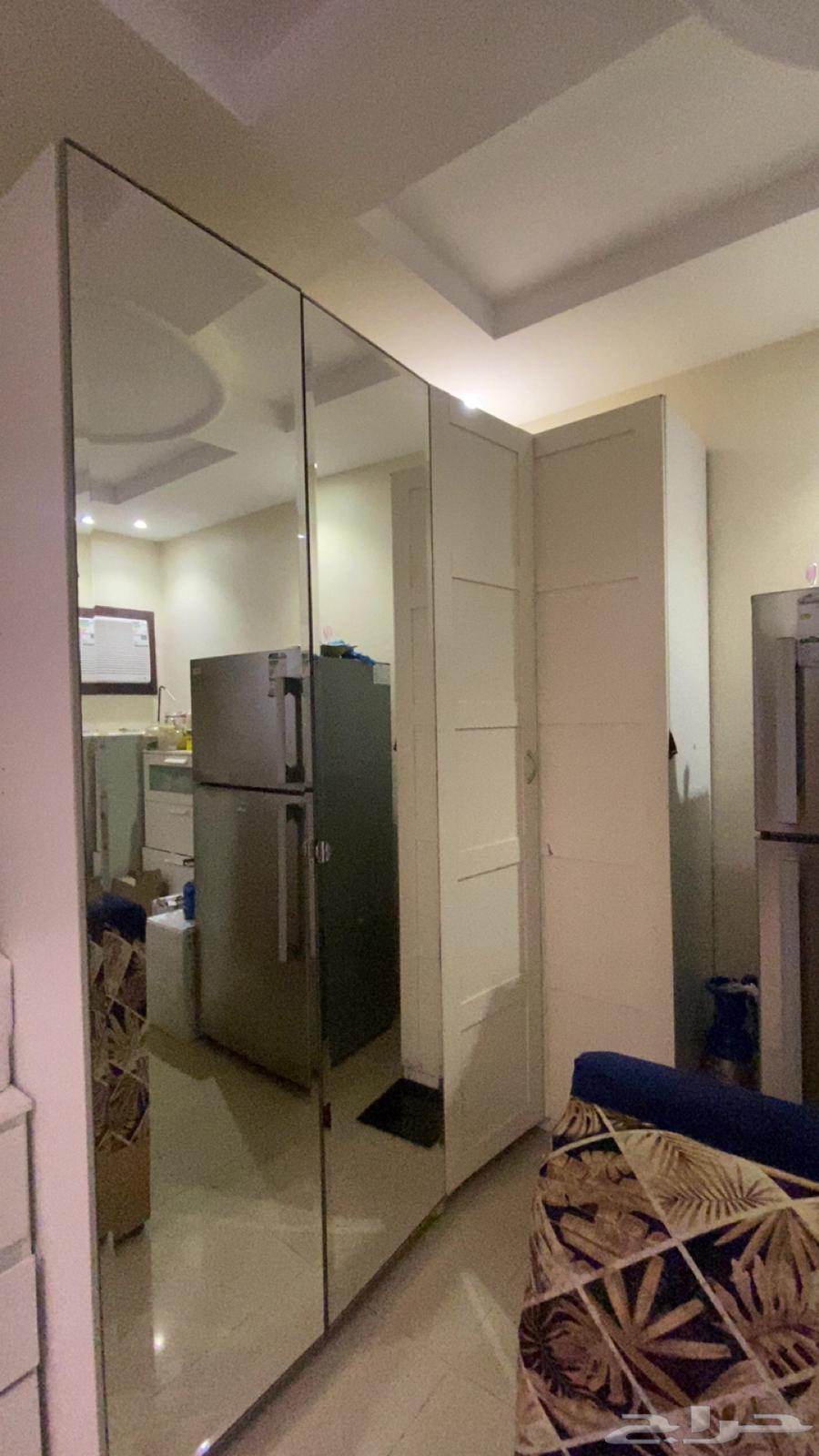 دولاب ملابس زاويه من ايكيا ابواب مرايه نضيف64494482556034110