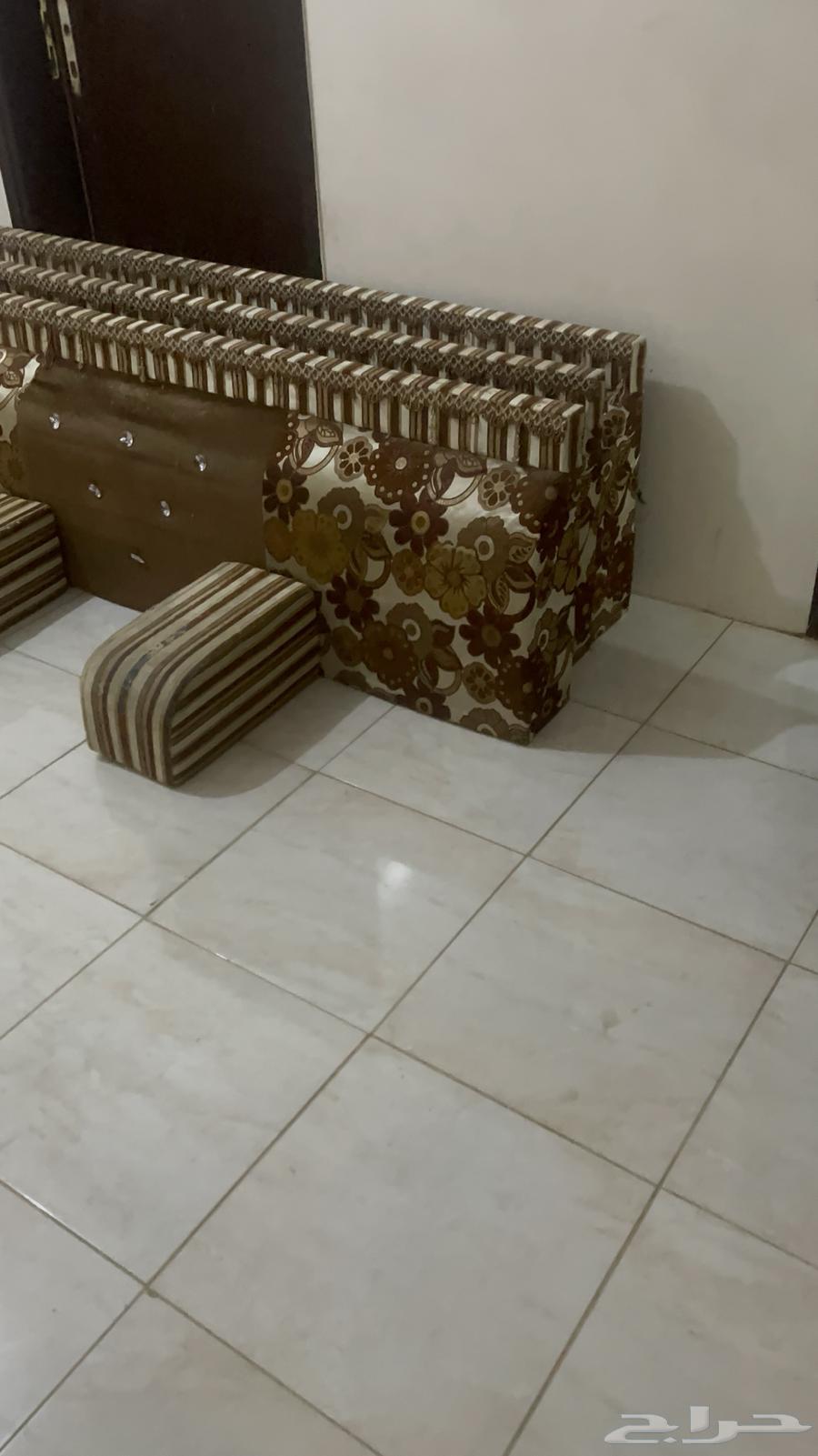 مساند خشب جلسة ارضيه نظيفه64493056374145113