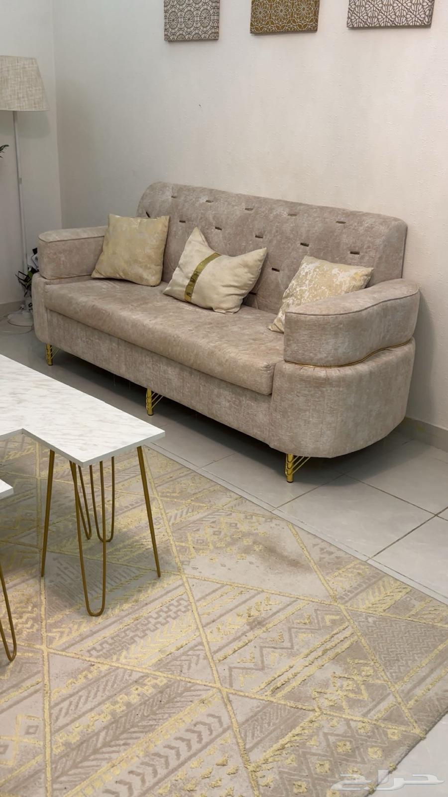 كنب للبيع مع الطاولات و الفرشه و ستارتين سعر البيع230064486606563331113