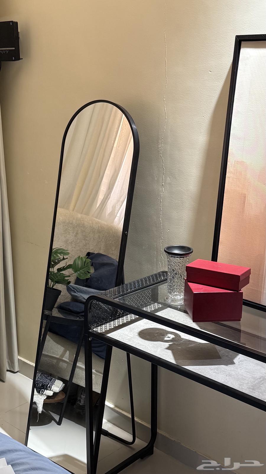 Entry or styling table64490165512066112