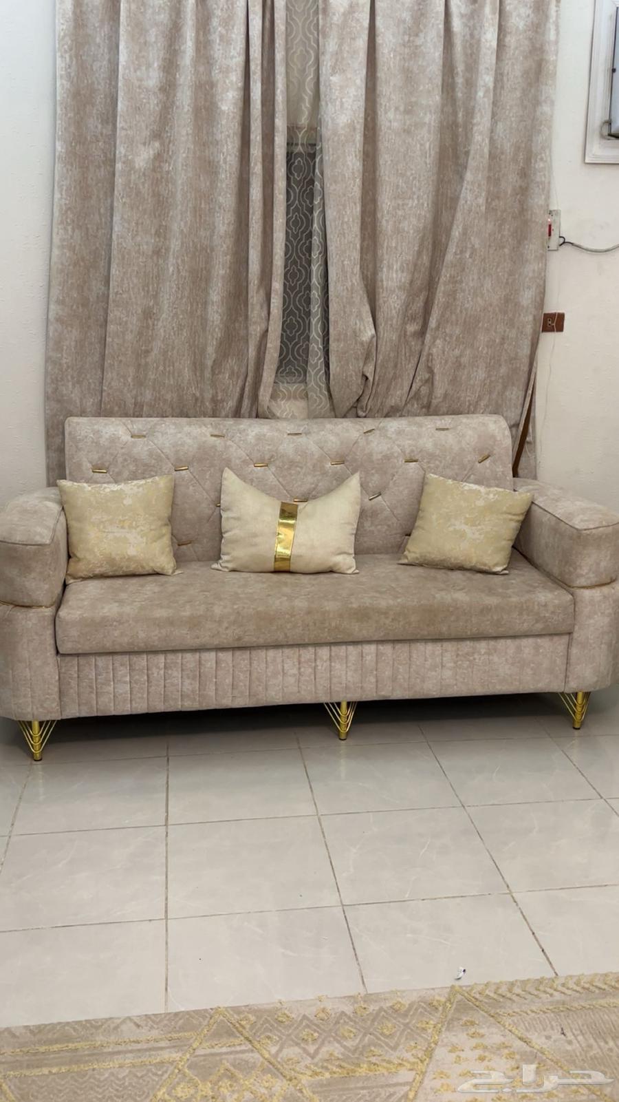 كنب للبيع مع الطاولات و الفرشه و ستارتين سعر البيع230064486606563331110