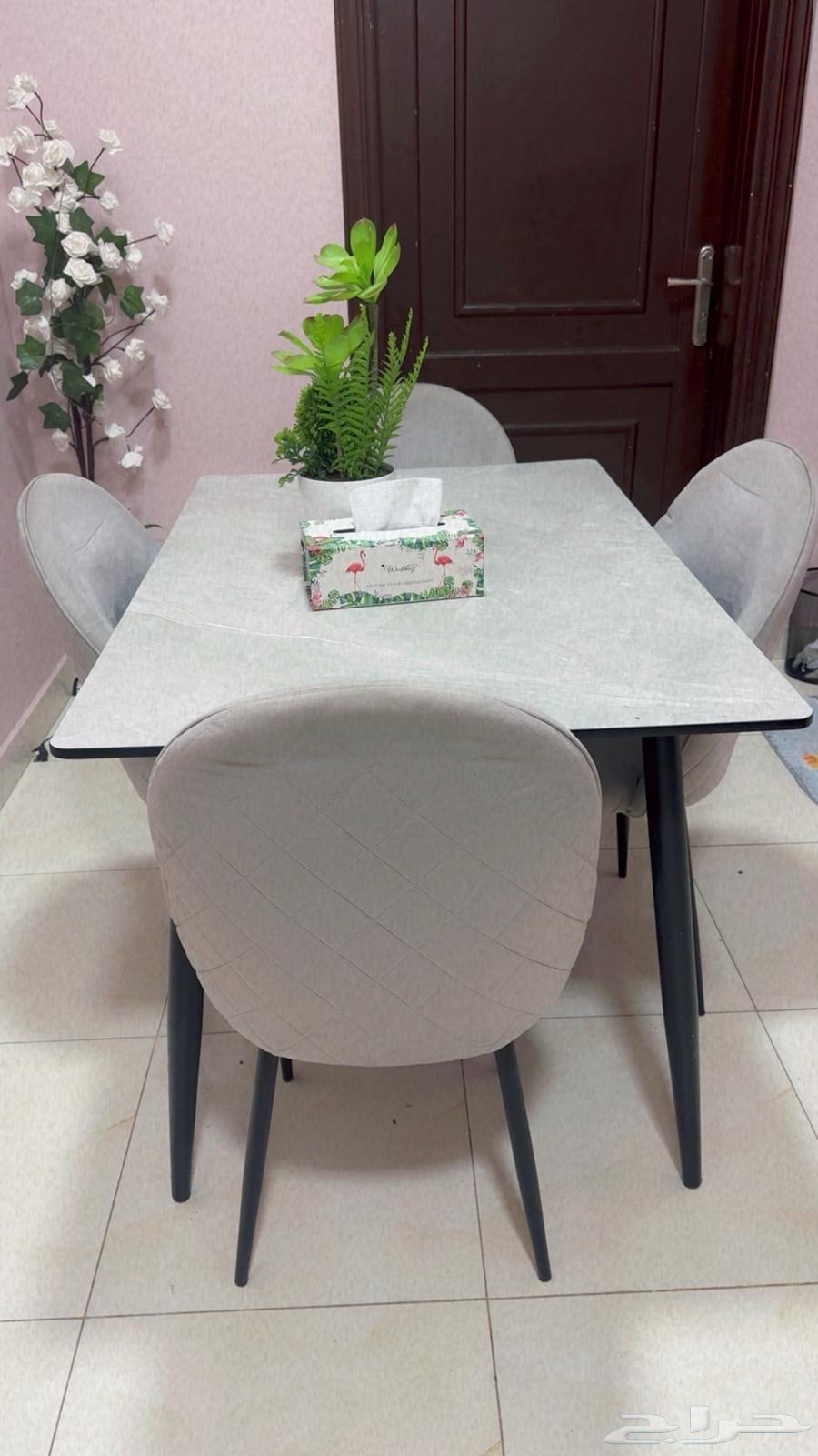 New dining table, used for 3 months64487319237123111