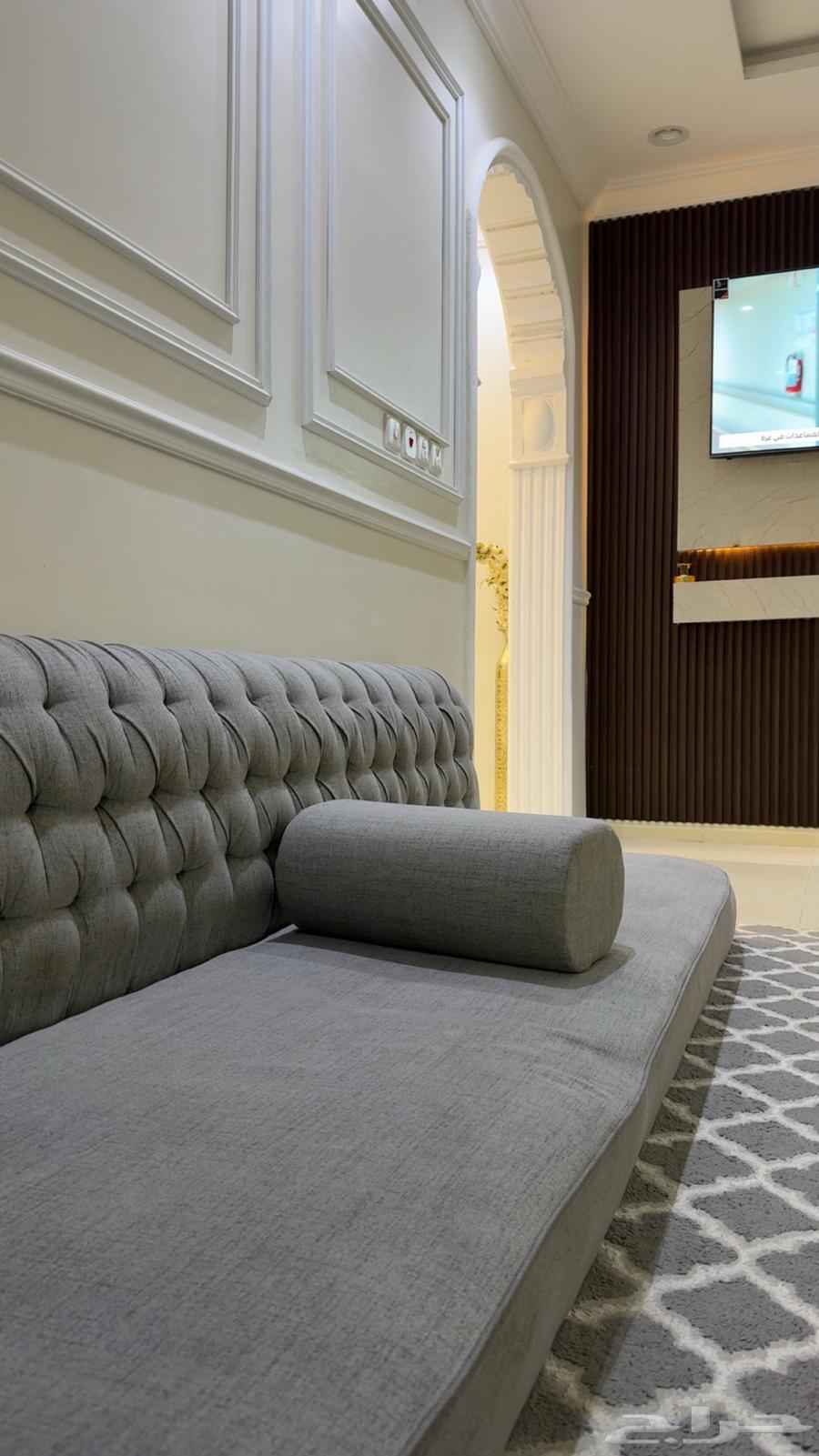 Almost new carpet with its seats, curtain, and tables64490427225859110