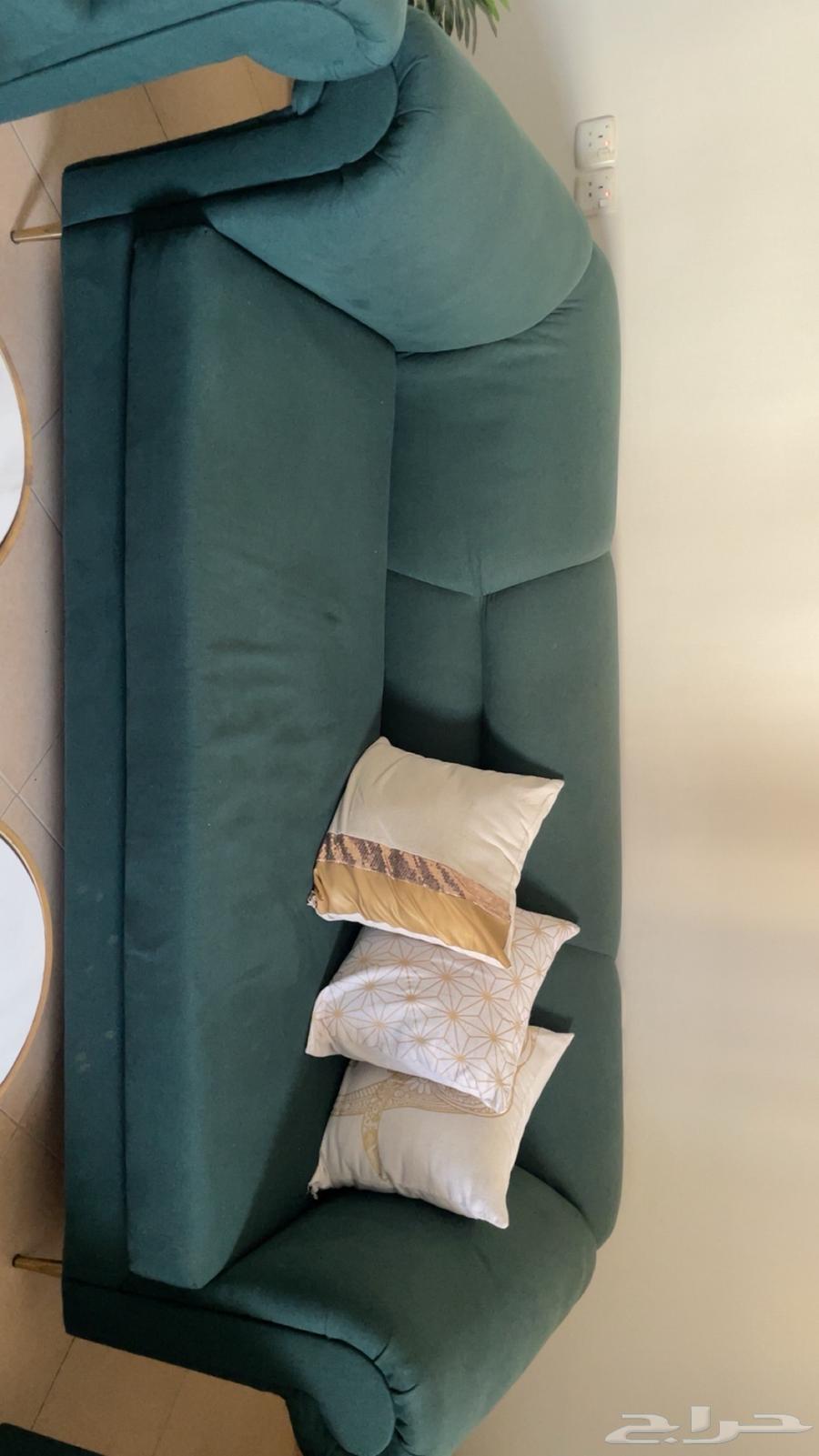 كنب للبيع مع الطاولات و الزولية بحالة ممتازة64490687882241111