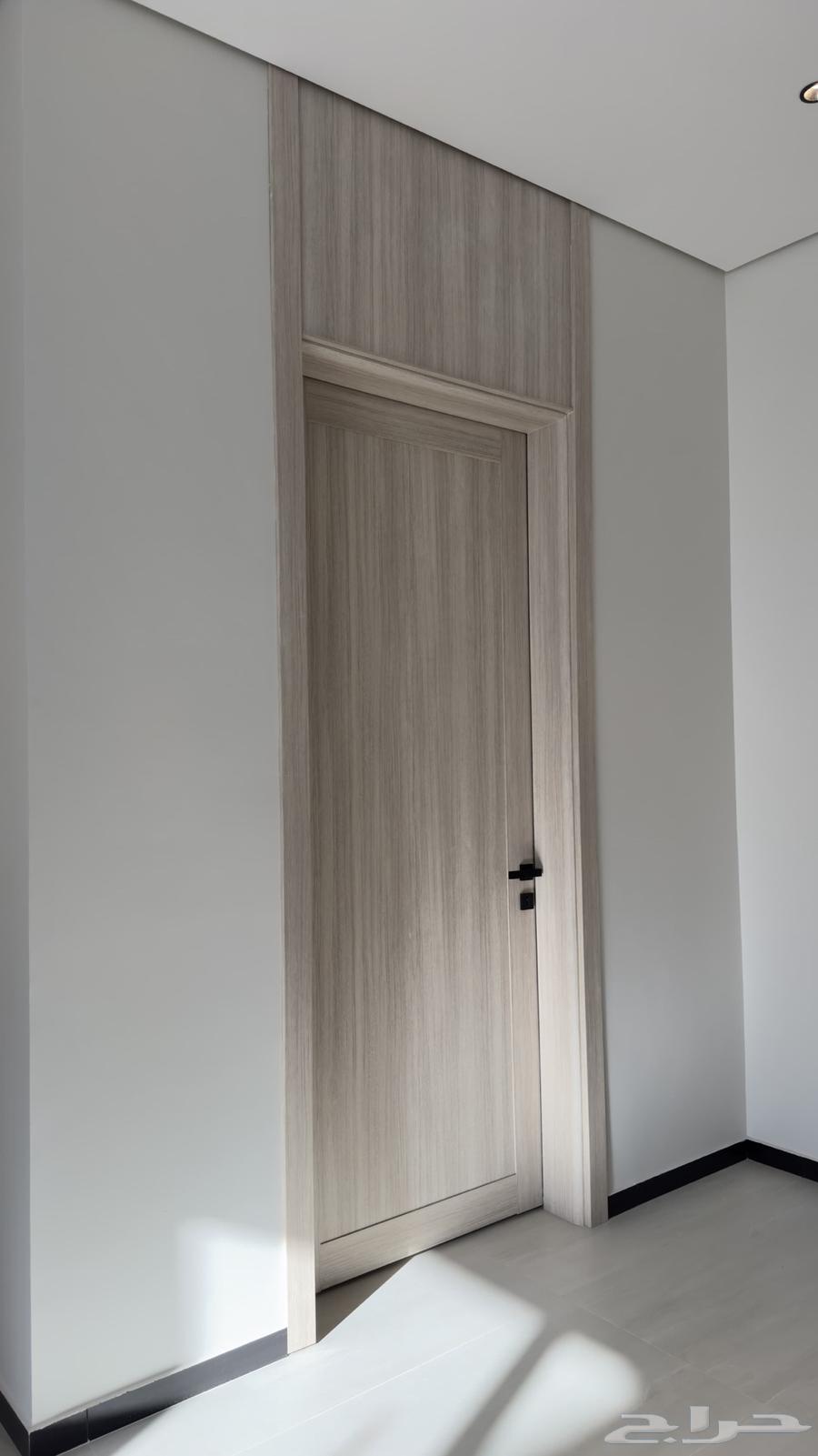 يوجد بابين wpc جديد ما استخدم ركبته وفكيته64490728292609110