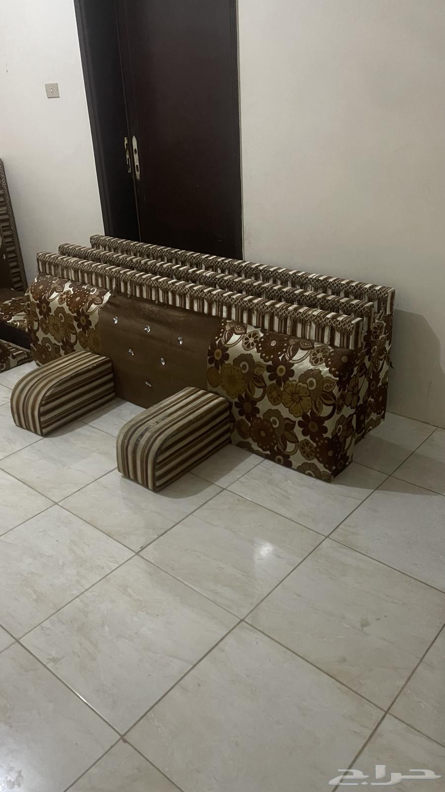 مساند خشب جلسة ارضيه نظيفه64493056374145111