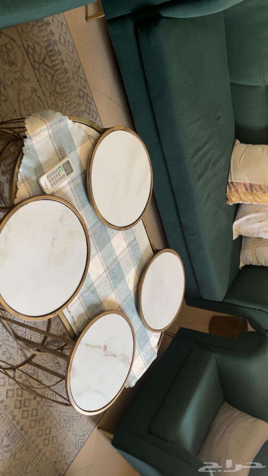 كنب للبيع مع الطاولات و الزولية بحالة ممتازة64490687882241112