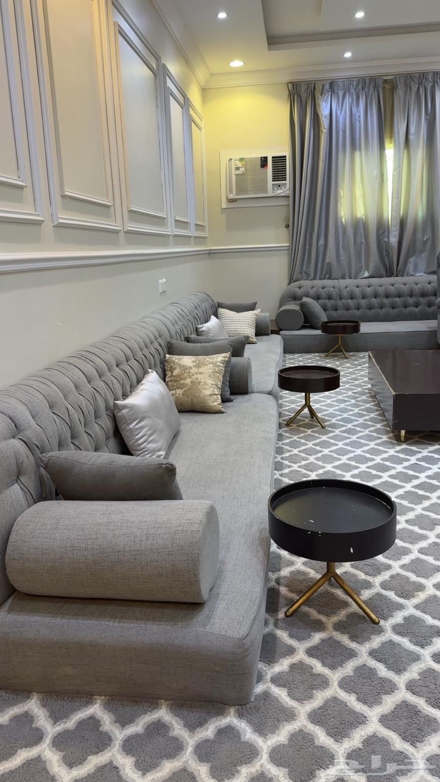 Almost new carpet with its seats, curtain, and tables64490427225859113