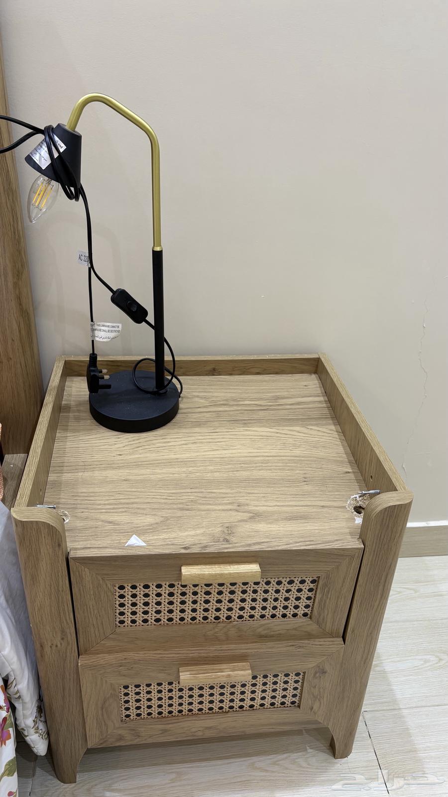 Table and lighting64493477887106110