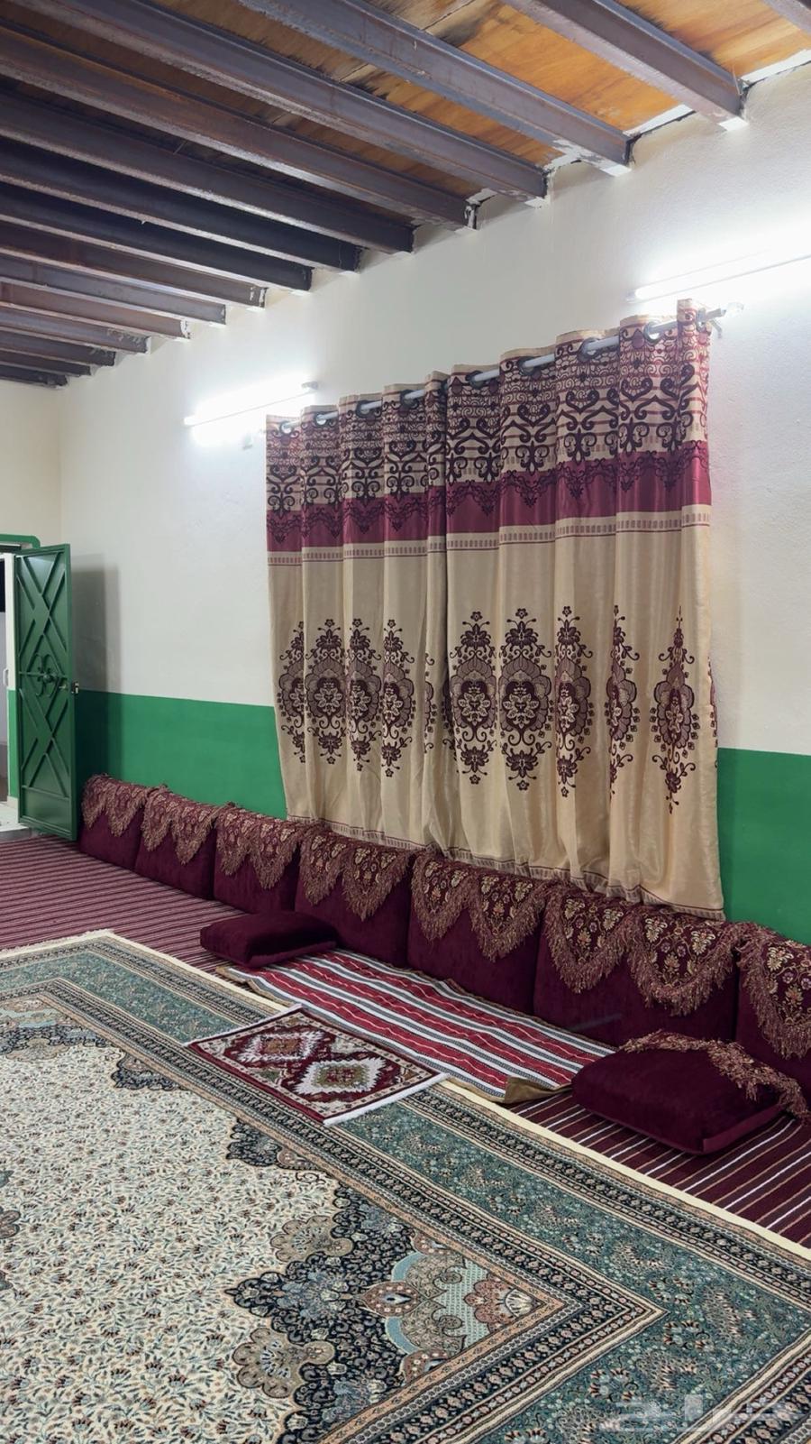 مساند قديمه اثريه لون مميز ونظيف 35 حبه بدون الستاير64487526070531110