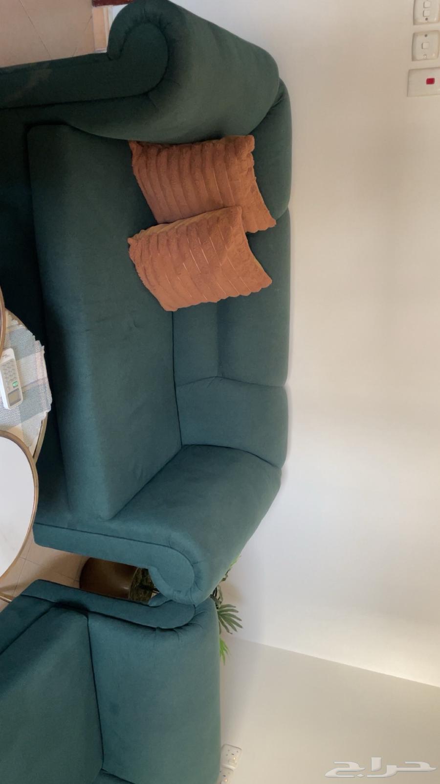 كنب للبيع مع الطاولات و الزولية بحالة ممتازة64490687882241114