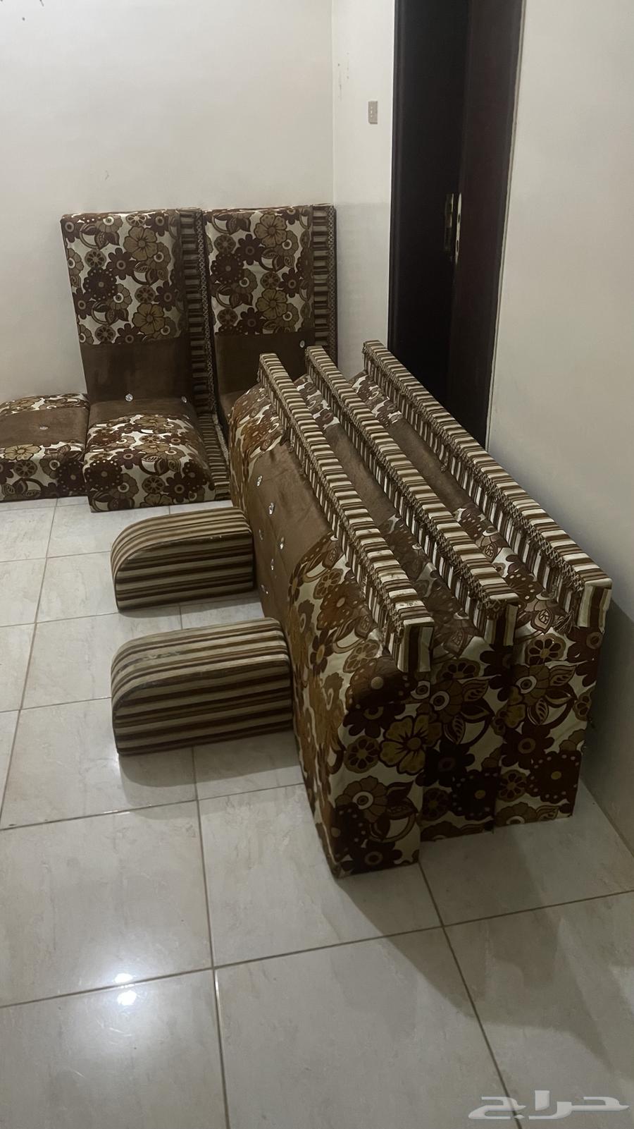 مساند خشب جلسة ارضيه نظيفه64493056374145112